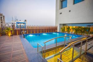 Bazén v ubytování Efcee Sarovar Premiere Bhavnagar nebo v jeho okolí