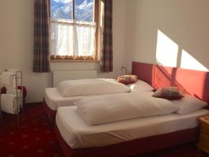 3 łóżka w pokoju z oknem w obiekcie Kitz Residenz Top 6 w Kaprunie