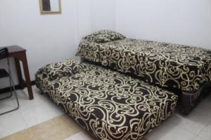 Postel nebo postele na pokoji v ubytování Crown Guest House
