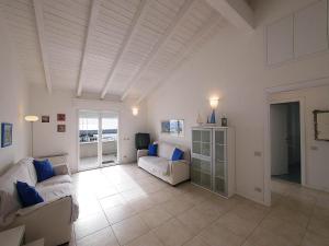 salon z białymi meblami i białym sufitem w obiekcie Residence Villa Livia w mieście San Vincenzo