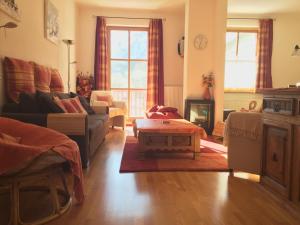 salon z kanapą i stołem w obiekcie Kitz Residenz Top 6 w Kaprunie
