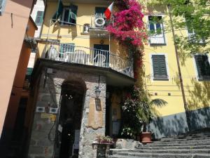 a building with a balcony and flowers on it at Locanda Ca Dei Duxi in Riomaggiore