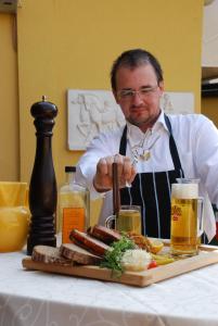 un hombre sentado en una mesa con un plato de comida en Stadtschenke, en Villach