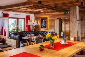 ein Esszimmer mit einem Tisch mit Blumen darauf in der Unterkunft Berggasthof Edelweiss in Ebensee