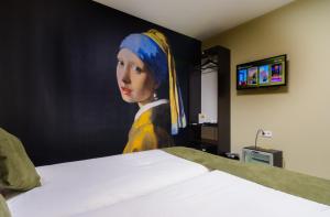 une peinture d'une femme dans une pièce avec un lit dans l'établissement CampIn Hotel, à Amsterdam
