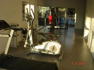 a gym with a machine on the floor at Premium Libertador in Florida