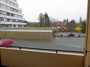 メーアスブルクにあるFerienapartment Blumeの駐車場の窓からの眺め