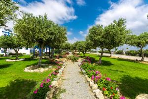 A garden outside Fata Morgana Studios & Apartments