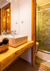 Calypso Cozy Suites في داليان: حمام مع حوض ودش