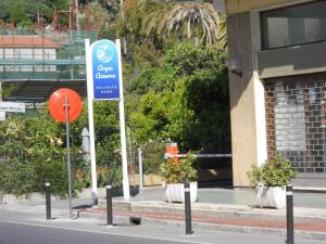 a blue sign on the side of a street at Appartamento Bordighera in Bordighera