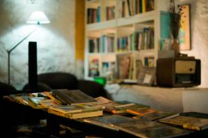 einen Tisch mit Büchern darauf im Wohnzimmer in der Unterkunft Quinta da Fornalha - Santuario Agroecologico in Castro Marim