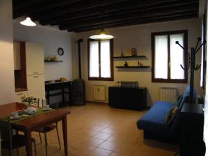 - un salon avec un canapé bleu et une table dans l'établissement Il nido di rondine, à Oderzo
