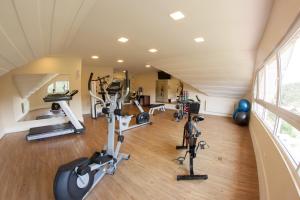 a gym with several treadmills and exercise bikes at Carballo Hotel & Spa in Campos do Jordão