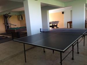 Stolní tenis v ubytování Anatoli Beach Hotel nebo okolí