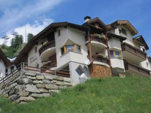 a building on the side of a hill at Haus am Dorfplatz in Samnaun