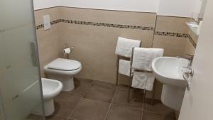 un baño con inodoro y lavabo en La Libra Rooms, en Cagliari 20 fotos más