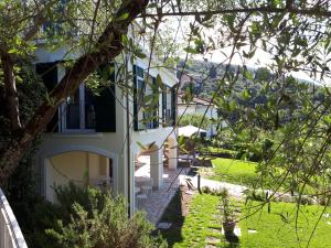 a house with a view of a yard at Albergo Blueline in Tellaro