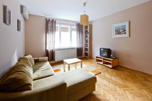 sala de estar con sofá y TV en Apartment Grga, en Zagreb