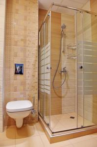 un bagno con doccia e WC di Apartments Lucky Complex Ravda a Ravda