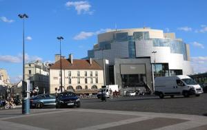une ville avec des voitures garées devant un bâtiment dans l'établissement Hôtel de l'Aveyron, à Paris