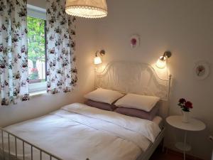 - une petite chambre avec un lit et une fenêtre dans l'établissement Apartment Villa Zizzy, à Rakovica