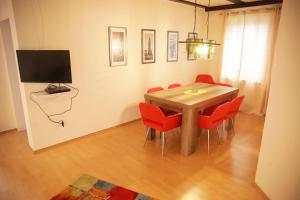 ein Esszimmer mit einem Tisch und roten Stühlen in der Unterkunft Art City Studio Kassel 4/8 in Kassel