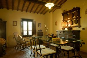 a kitchen with a table and chairs in a room at Agriturismo La Casa Nuova in Castelmuzio