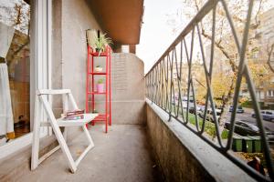 una silla blanca sentada en un balcón con ventana en Apartment Grga en Zagreb