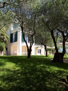 a group of trees in front of a building at Albergo Blueline in Tellaro