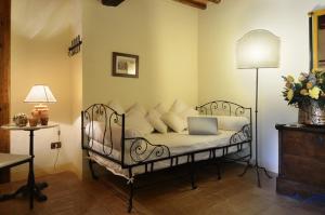 CastelmuzioにあるAgriturismo La Casa Nuovaのベッドルーム1室(ノートパソコン付きのベッド1台付)