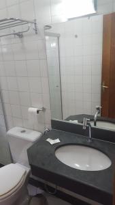 Bilik mandi di Pousada Barcelos