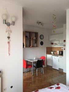 Kuchyň nebo kuchyňský kout v ubytování Apartments Stojanovic