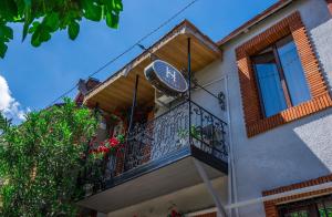 una casa con un balcone con un cartello sopra di Silver Hotel a Tbilisi City