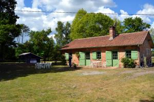 Sainte-Eulalie-en-BornにあるLa Maison Ratabouのテーブルと椅子が前にある家