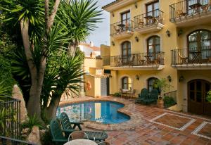 une maison avec une piscine en face d'un bâtiment dans l'établissement Hotel Restaurante La Masieta, à Creixell