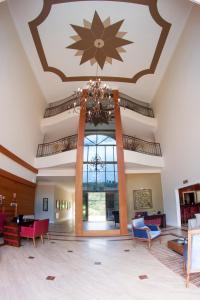 a large lobby with a ceiling with a chandelier at Carballo Hotel & Spa in Campos do Jordão