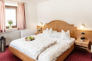 Active Hotel Sonne في غايس: غرفة نوم بها سرير مع وعاء من الفواكه عليها