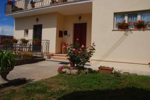 una casa con flores delante en La Ripa Bed and Breakfast, en Blera