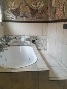 Bathroom sa Izimbali Lodge and Restaurant