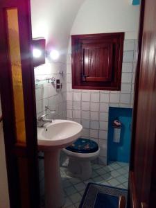 潘泰萊里亞的住宿－Dammusi La Favarotta，一间带水槽和卫生间的浴室