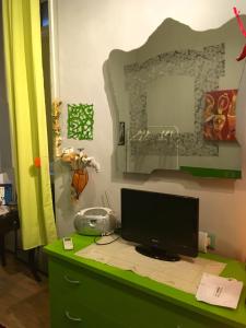 een bureau met een computermonitor erop bij San Gregorio Studio in Napels
