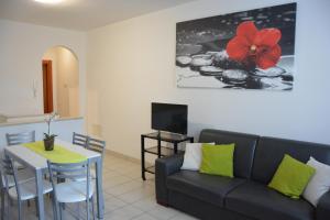A seating area at Green Residence