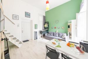 ブダペストにあるhappy home FOX - apartment with free Pinball Machineのリビングルーム(テーブル、ソファ付)
