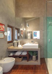 ein Bad mit einem Waschbecken und einem Spiegel in der Unterkunft TEIMA, Alentejo SW in São Teotónio