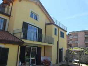 un edificio amarillo con balcones en un lateral en La Tortora, en Fisciano
