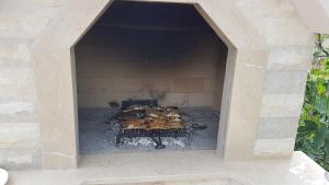 Gril dostupný pro hosty v apartmánu