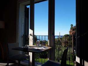 a room with a table and a view of the ocean at Albergo Blueline in Tellaro