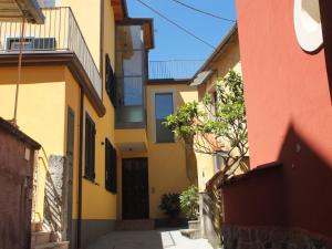 a narrow alley between two buildings at La Tortora in Fisciano