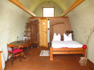 a bedroom with a bed and a table in a room at Gästehaus am Wangeliner Garten in Wangelin