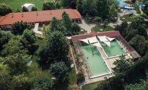 an overhead view of a house with a swimming pool at Lipót Termál Camping in Lipót